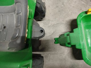 Tractor de pedales infantil con remolque