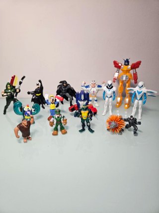 Figuras de acción y juguetes variados