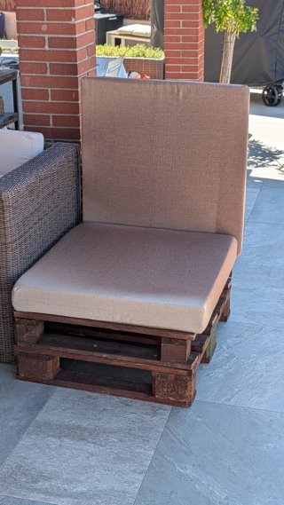 Sillón de palets artesanal con doble colchón