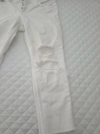 Pantalones vaqueros blancos rotos