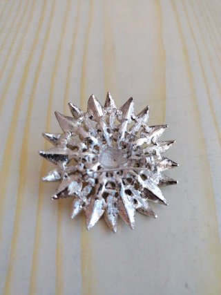 Broche vintage flor dorada pedrería