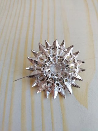 Broche vintage flor dorada pedrería