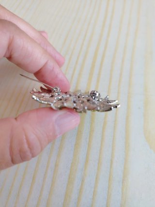 Broche vintage flor dorada pedrería