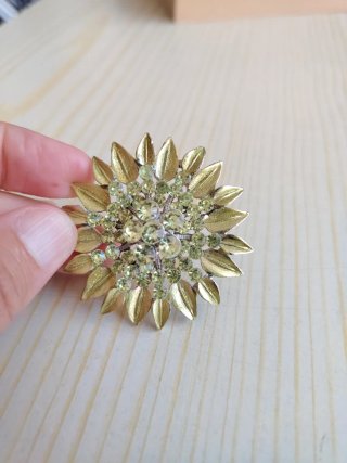 Broche vintage flor dorada pedrería