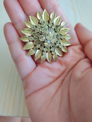 Broche vintage flor dorada pedrería
