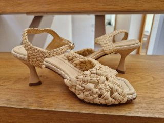 Sandalias de tacón de Pons Quintana color vainilla