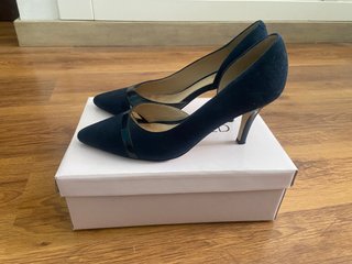 Zapatos de tacón azul marino