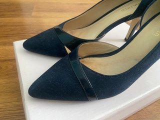 Zapatos de tacón azul marino