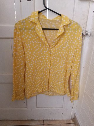 Camisa de vestir amarilla con lunares