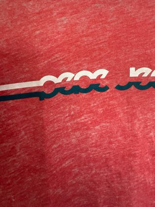 Camiseta rosa con serigrafia de la marca