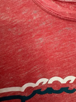 Camiseta rosa con serigrafia de la marca