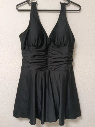 Vestido de baño negro con falda