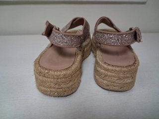 Sandalias Stradivarius doradas y rosas