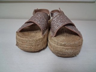 Sandalias Stradivarius doradas y rosas
