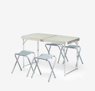 Mesa plegable Decathlon con 4 taburetes.