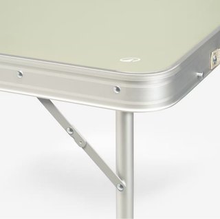 Mesa plegable Decathlon con 4 taburetes.