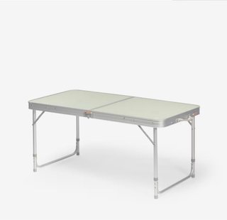 Mesa plegable Decathlon con 4 taburetes.