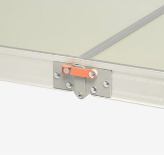 Mesa plegable Decathlon con 4 taburetes.