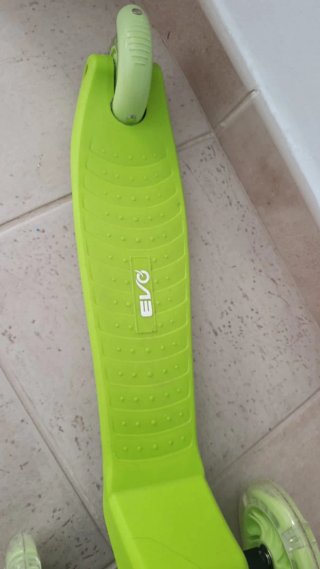 Patinete infantil dinosaurio verde