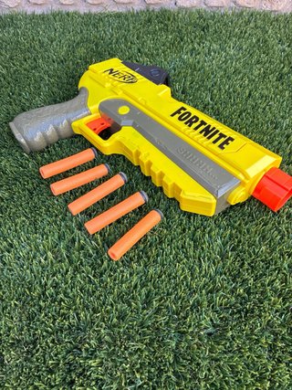 Pistola Nerf Fortnite con 5 balas de regalo.