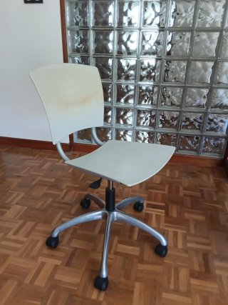 Silla de escritorio con ruedas
