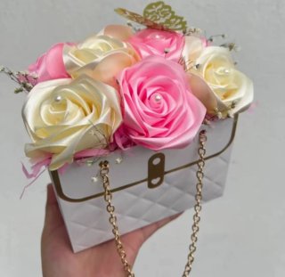 Caja bolso flores satén cadena dorada