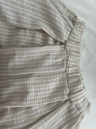 Pantalón ancho de rayas beige