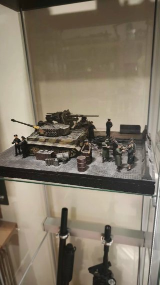 Lote maquetas,dioramas submarino y tanques + 4 est