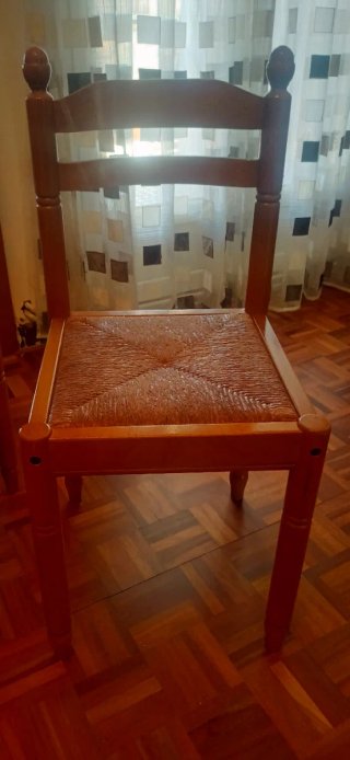 Sillas de madera con asiento de mimbre