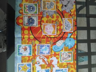 Álbum de cromos Pokémon 1999 falta póster.
