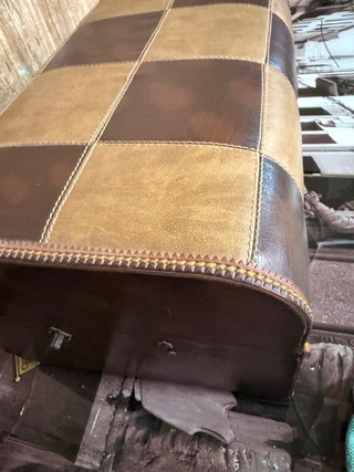 Baúl de piel beige y marrón