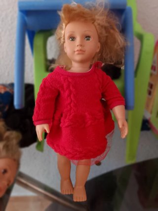 Muñeca antigua con vestido rojo
