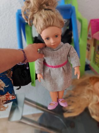 Muñeca antigua con vestido rojo