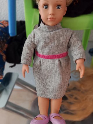 Muñeca antigua con vestido rojo