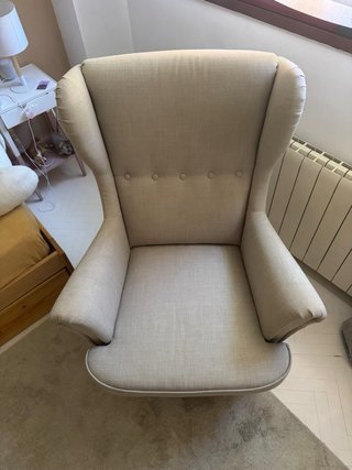 Sillón orejero Ikea Strandmon gris claro