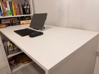 Escritorio blanco con estantería
