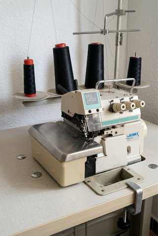 Maquina de coser remalladora JUKI MO-2404N 3 hilos