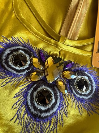 Top de seda con aplique mariposa