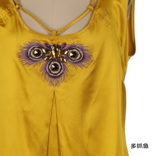 Top de seda con aplique mariposa