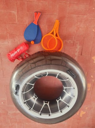 Lote de playa: flotador, palas y raquetas