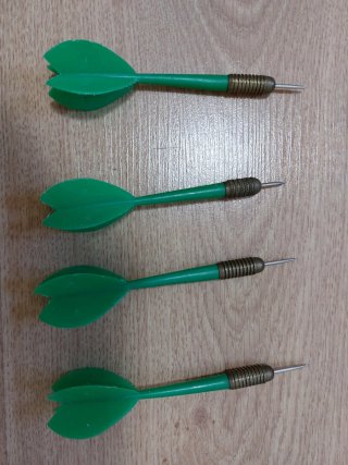4 Dardos Verdes para Diana