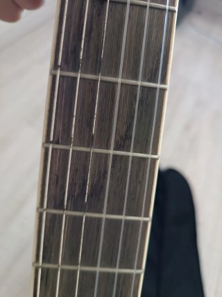 Guitarra española color negro brillante y Beige