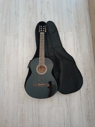 Guitarra española color negro brillante y Beige