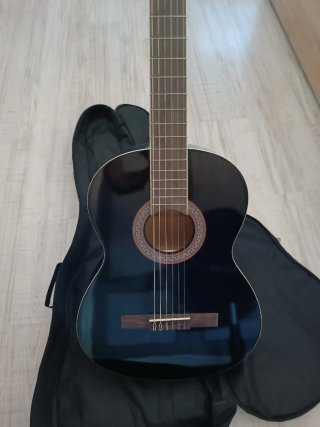 Guitarra española color negro brillante y Beige