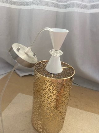 Lámpara de techo dorada con detalles