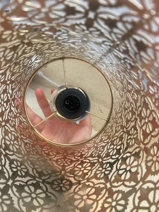 Lámpara de techo dorada con detalles