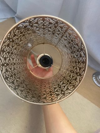 Lámpara de techo dorada con detalles