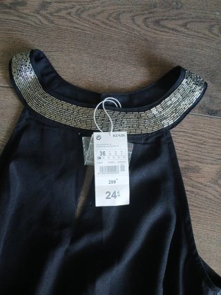 Mono negro con cuello plateado