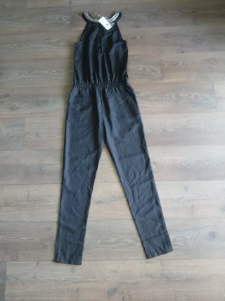 Mono negro con cuello plateado