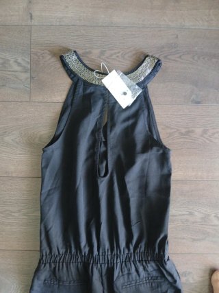 Mono negro con cuello plateado